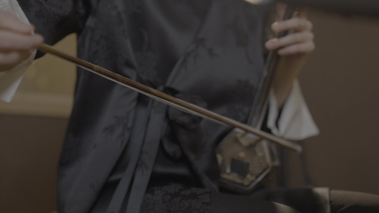录音棚内二胡演奏近景